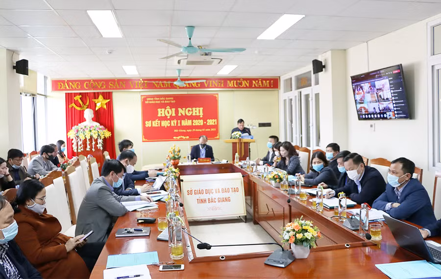 Ông Nguyễn Văn Thêm trình bày báo cáo tại điểm cầu Sở GD&ĐT.