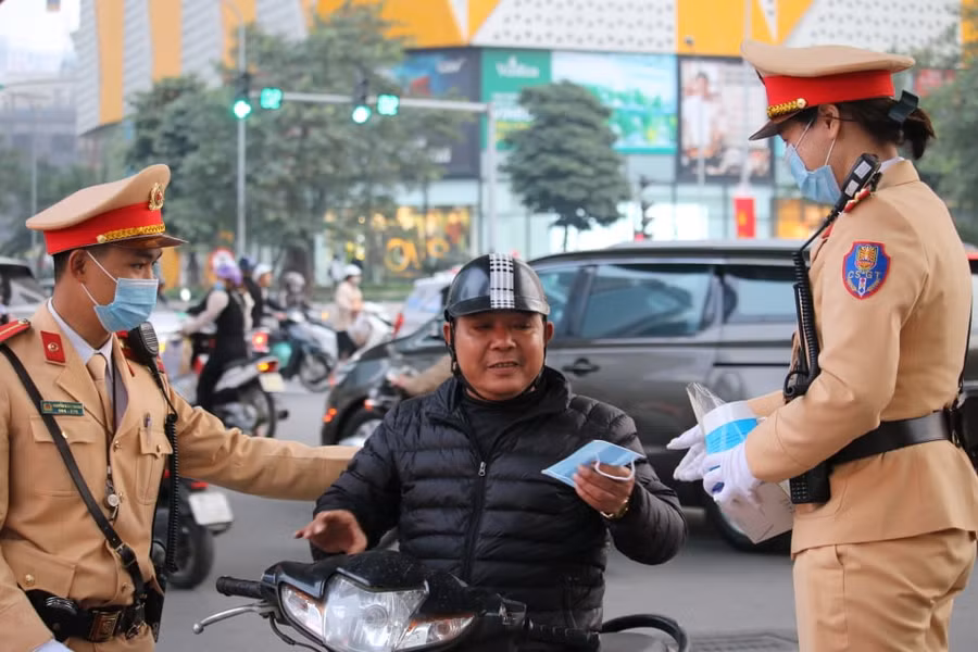 Người tham gia giao thông bày tỏ niềm vui khi được lực lượng CSGT phát khẩu trang.
