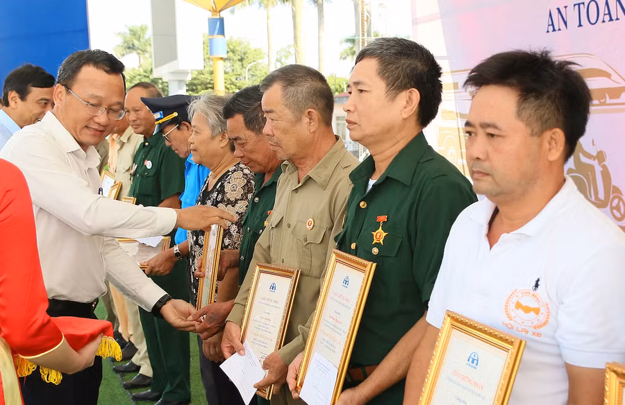 Lãnh đạo Uỷ ban ATGT quốc gia trao chứng nhận An toàn giao thông cho Ban ATGT TP. Thái Bình Lãnh đạo Uỷ ban ATGT quốc gia trao chứng nhận An toàn giao thông cho Ban ATGT TP. Thái Bình