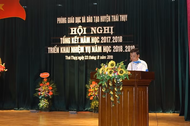 Đồng chí Bùi Đức Thụy – Phó trưởng phòng GD&ĐTđọc dự thảo báo cáo tổng kết và kế hoạch nhiệm vụ năm 2018-2019 Đồng chí Bùi Đức Thụy – Phó trưởng phòng GD&ĐTđọc dự thảo báo cáo tổng kết và kế hoạch nhiệm vụ năm 2018-2019