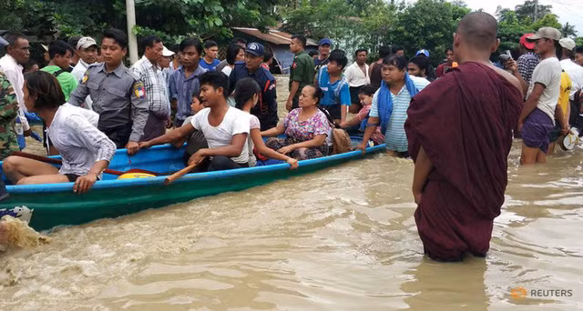 Hơn 50.000 người phải sơ tán do vỡ đập - Ảnh: Reuters