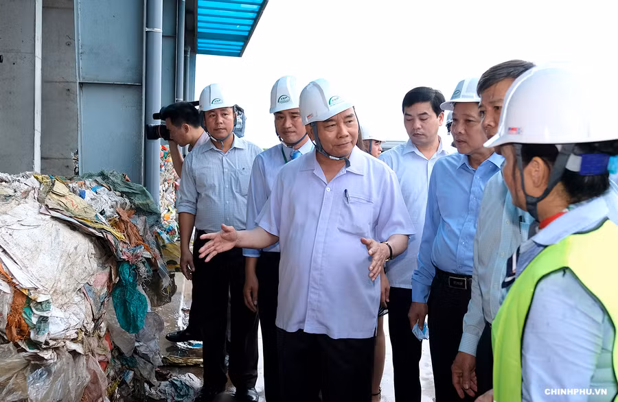 Thủ tướng đánh giá cao mô hình, công nghệ xử lý rác của dự án - Ảnh: VGP Thủ tướng đánh giá cao mô hình, công nghệ xử lý rác của dự án - Ảnh: VGP