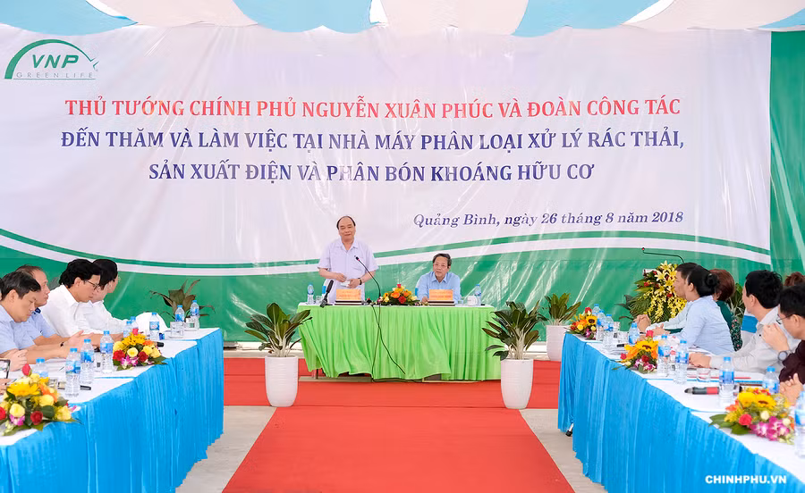Thủ tướng Nguyễn Xuân Phúc thăm Dự án nhà máy phân loại xử lý rác thải, sản xuất biogas và phân bón khoáng hữu cơ trên địa bàn huyện Bố Trạch, tỉnh Quảng Bình - Ảnh: VGP