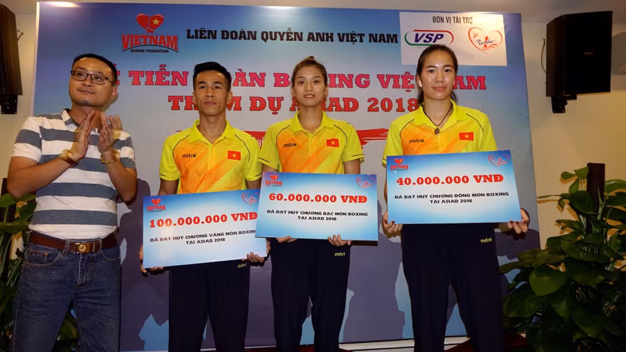 Ông Lê Nguyễn Đức Khôi, Trưởng phòng Quan hệ Công chúng Tập đoàn Tân Hiệp Phát (Bìa trái) trao giải tượng trưng cho các VĐV.