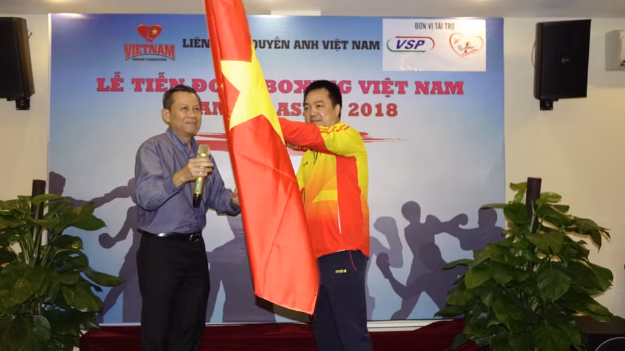 Ông Trần Minh Tiến, Chủ tịch Liên đoàn Boxing Việt Nam trao cờ cho đại diện của đội tuyển Boxing Việt Nam