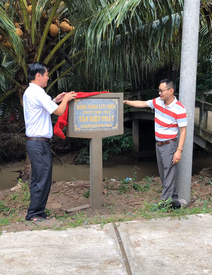 Ông Lê Nguyễn Đức Khôi cùng ông Lê Đình Lâm, Chủ tịch UBND xã Đại Điền, huyện Thạnh Phú mở bảng tri ân nhà tài trợ do UBND xã làm tặng Ông Lê Nguyễn Đức Khôi cùng ông Lê Đình Lâm, Chủ tịch UBND xã Đại Điền, huyện Thạnh Phú mở bảng tri ân nhà tài trợ do UBND xã làm tặng