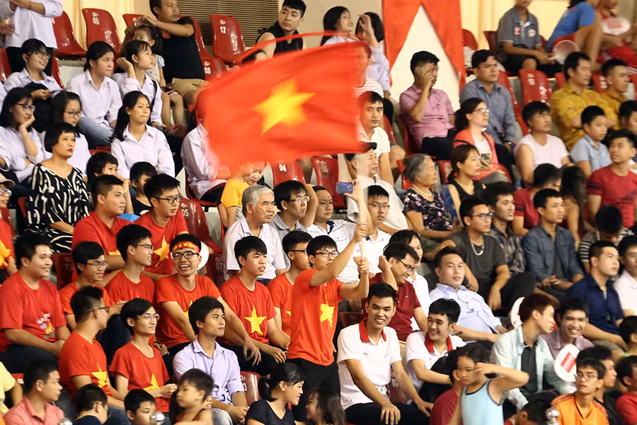 Sự cổ vũ nhiệt tình của các cổ động viên tại Nhà thi đấu Ninh Bình. ẢNh: VGP