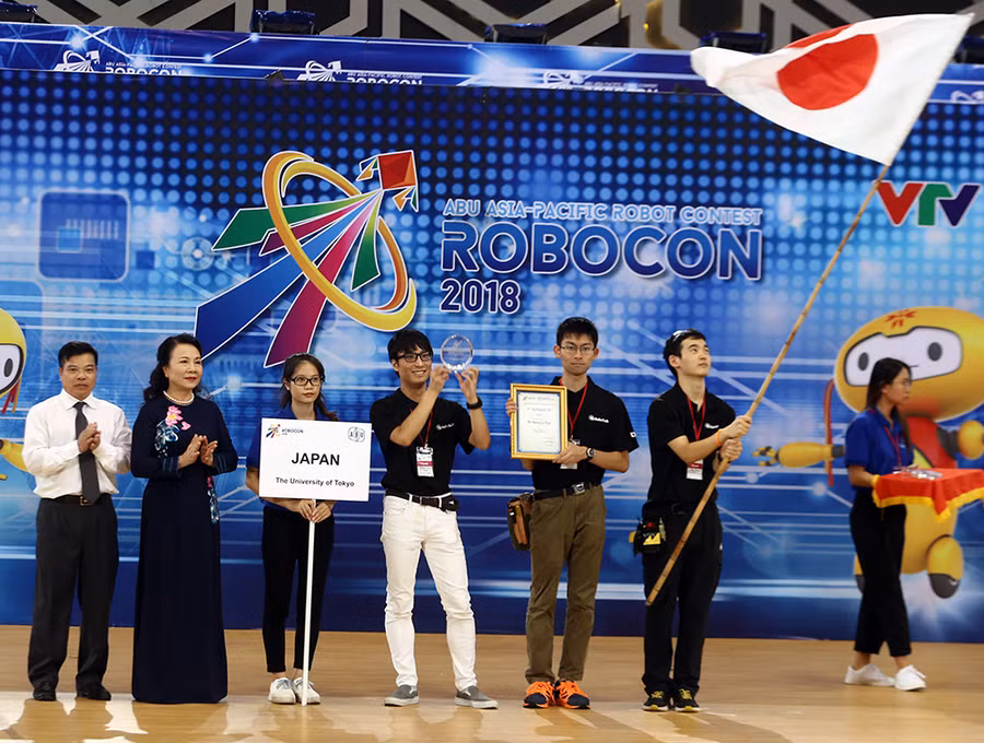 Đội tuyển Nhật Bản nhận giải Ba ABU Robocon 2018. Ảnh: VGP