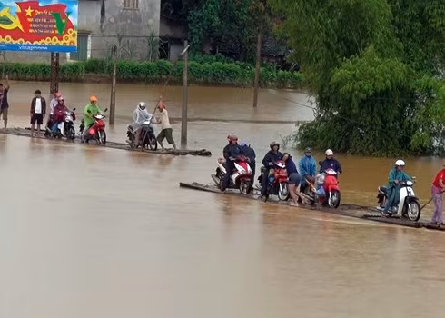 Tỉnh lộ 151 bị ngập sâu gây khó khăn cho người và phương tiện qua lại. Ảnh: theo VOV