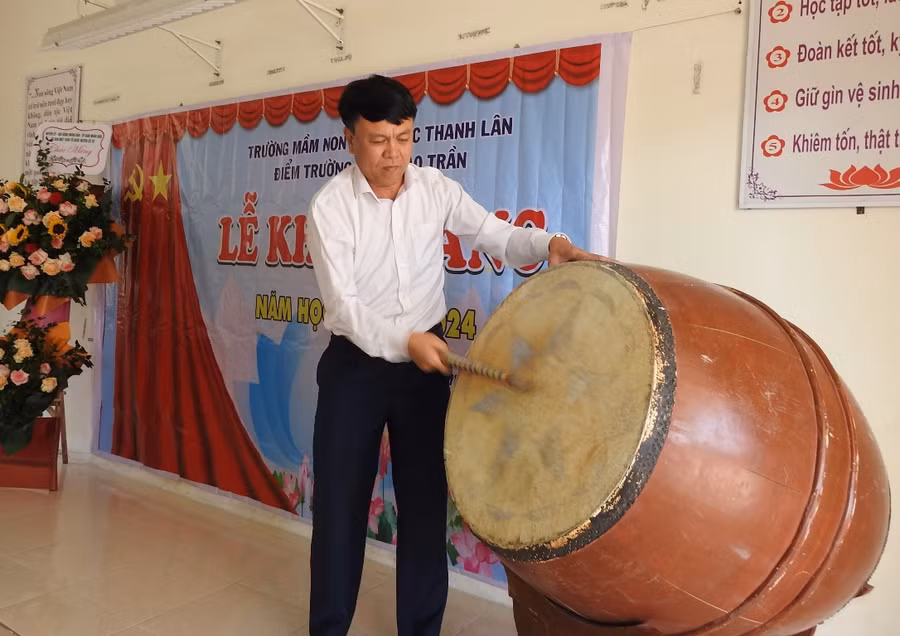 Ông Đặng Quang Ngạn, Phó Bí thư thường trực huyện Cô Tô đánh trống khai giảng năm học mới.