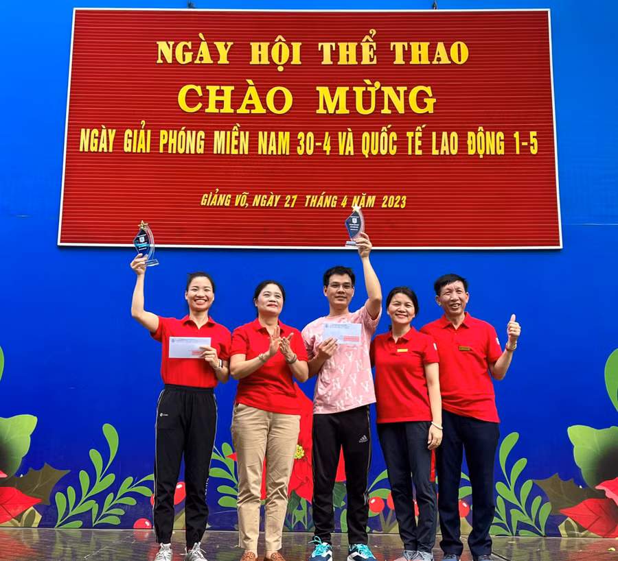 Ban giám hiệu trường THCS Giảng Võ trao thưởng cho giáo viên đạt thành tích cao tại ngày hội thể thao. Ban giám hiệu trường THCS Giảng Võ trao thưởng cho giáo viên đạt thành tích cao tại ngày hội thể thao.