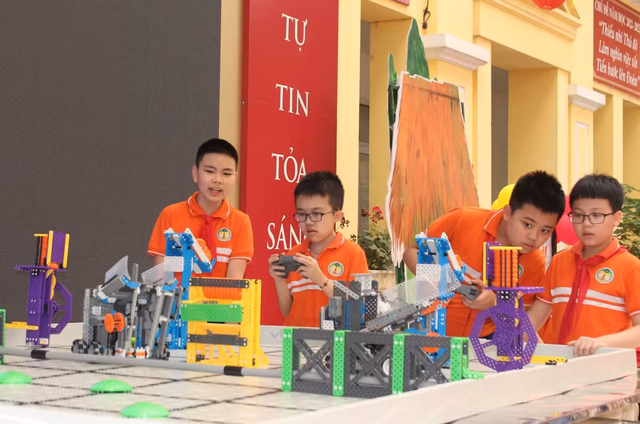 Học sinh trường Tiểu học CLC Tràng An thể hiện tài năng sáng tạo, khoa học. Học sinh trường Tiểu học CLC Tràng An thể hiện tài năng sáng tạo, khoa học.