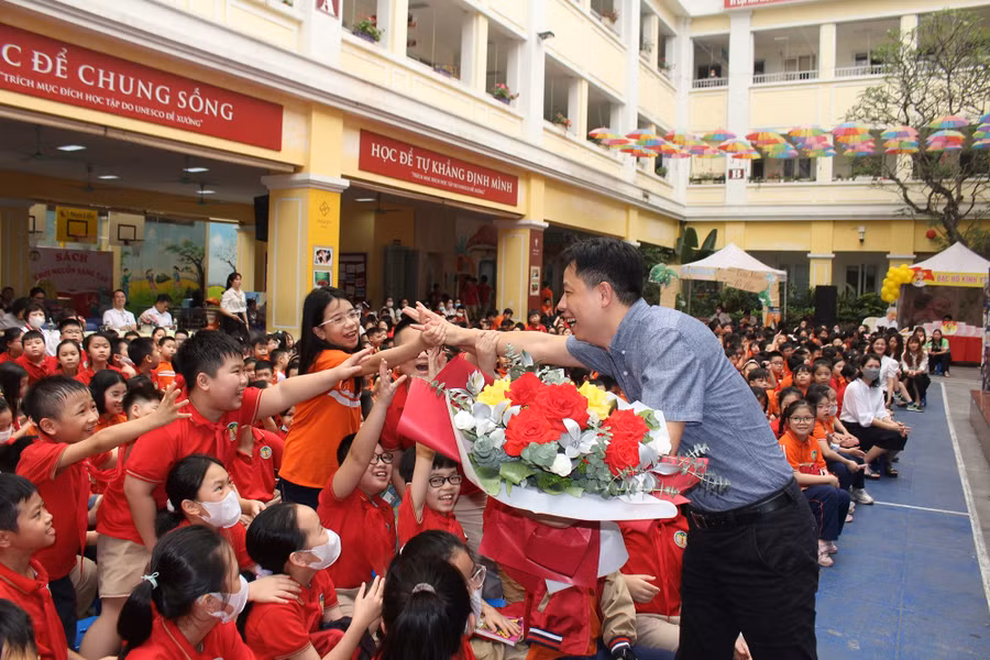 Nhà thơ Phạm Anh Xuân giao lưu với các em học sinh. Nhà thơ Phạm Anh Xuân giao lưu với các em học sinh.