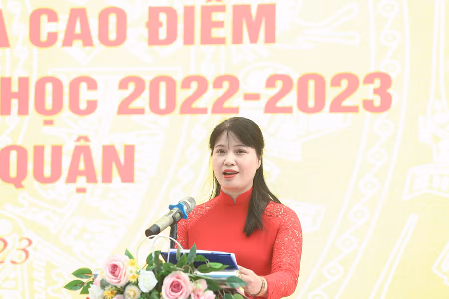 Cô Lê Hoàn Châu - Hiệu trưởng trường THCS Nguyễn Trãi. Cô Lê Hoàn Châu - Hiệu trưởng trường THCS Nguyễn Trãi.