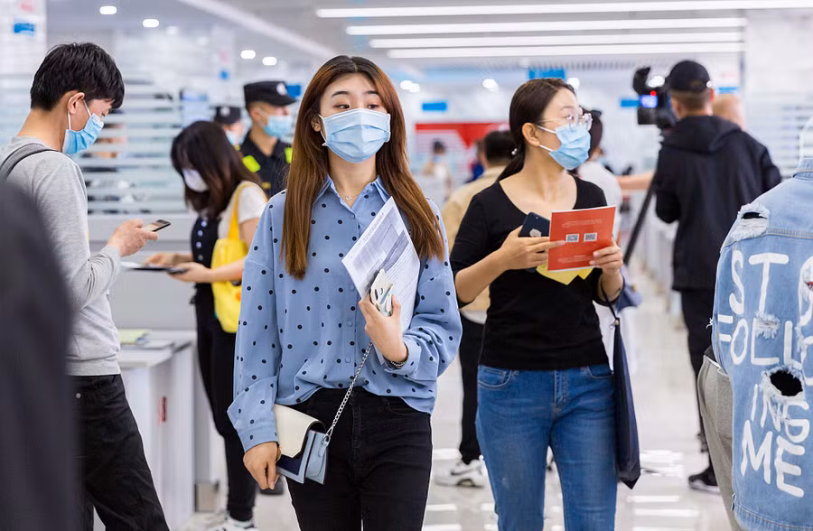 Sinh viên mới tốt nghiệp tham dự một hội chợ việc làm ở khu tự trị Nội Mông ngày 20/5. Ảnh: VCG.