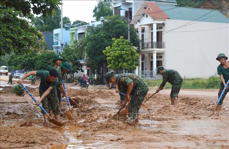 Cán bộ, chiến sỹ Bộ Chỉ huy Quân sự tỉnh Hà Giang giúp nhân dân khẩn trương khắc phục mưa lũ. Ảnh: Minh Tâm-TTXVN