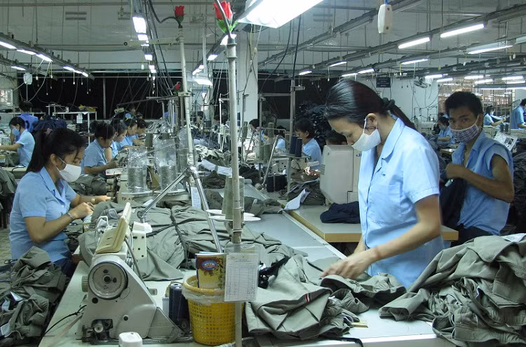 Những ngành nghề sử dụng nhiều lao động sẽ bị tác động bởi tăng lương tối thiểu vùng. Ảnh: TTXVN.
