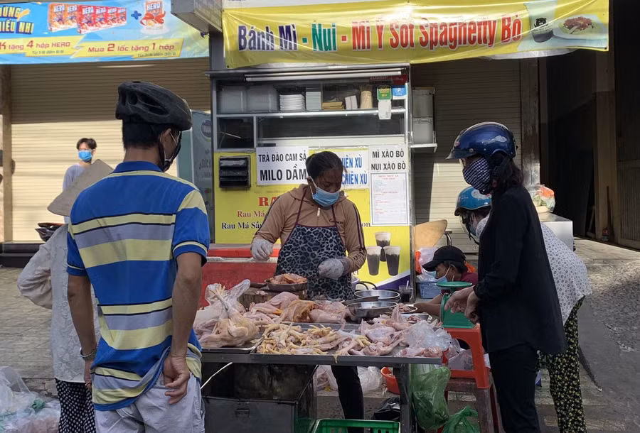 Các sạp thịt chỉ bán đông hơn ngày thường nhưng không tăng đột biến.
