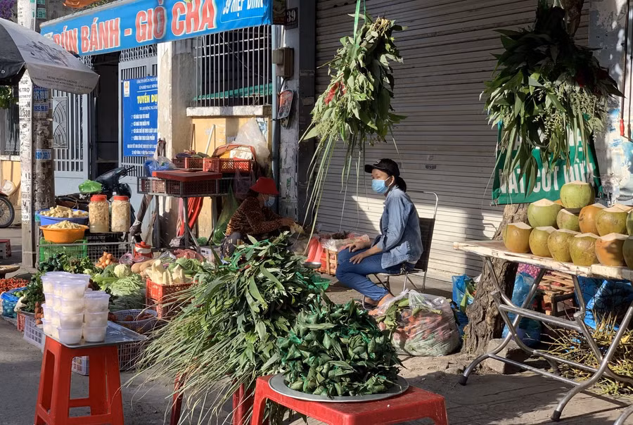 Các mặt hàng phục vụ thị trường Tết Đoan Ngọ khá phong phú, đa dạng, những vắng người mua.