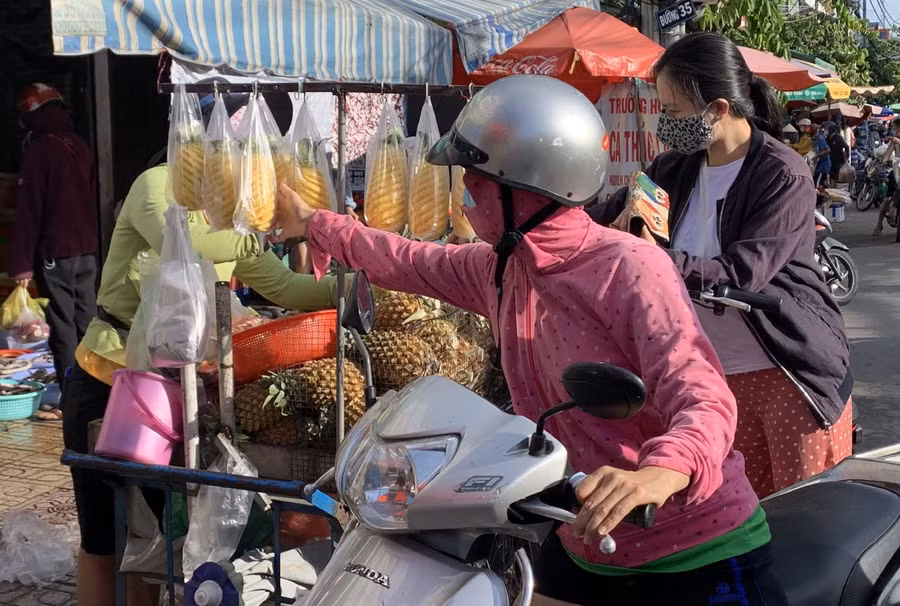 Nhiều người dân tranh thủ đi chợ sớm trong ngày Tết Đoan Ngọ và cả người bán, người mua đều tuân thủ nguyên tắc đeo khẩu trang phòng dịch.