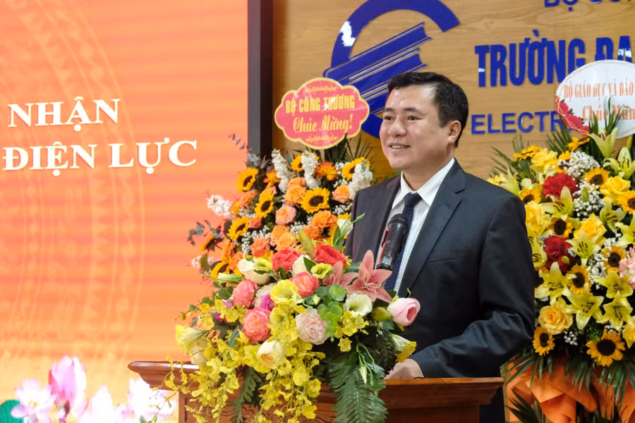 Thứ trưởng Bộ Công Thương - Nguyễn Sinh Nhật Tân phát biểu. Thứ trưởng Bộ Công Thương - Nguyễn Sinh Nhật Tân phát biểu.