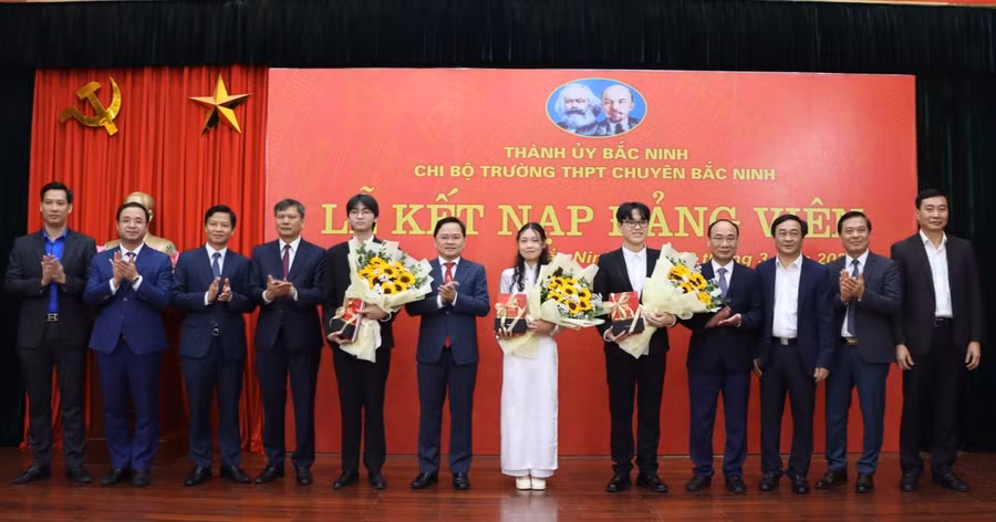 Lãnh đạo tỉnh Bắc Ninh tặng hoa chúc mừng 3 tân đảng viên.