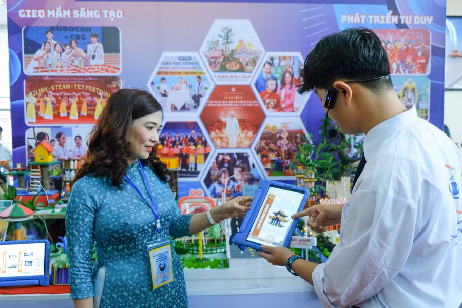 Gian trưng bày giới thiệu sản phẩm ứng dụng CNTT. Gian trưng bày giới thiệu sản phẩm ứng dụng CNTT.