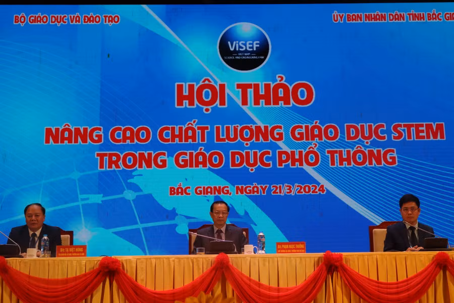 Thứ trưởng Bộ GD&ĐT Phạm Ngọc Thưởng (ngồi giữa) trao đổi, giải đáp nhiều nội dung thầy cô, chuyên gia quan tâm tại hội thảo. Thứ trưởng Bộ GD&ĐT Phạm Ngọc Thưởng (ngồi giữa) trao đổi, giải đáp nhiều nội dung thầy cô, chuyên gia quan tâm tại hội thảo.