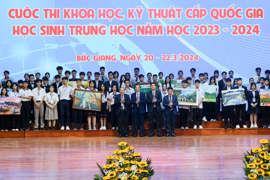 Lãnh đạo Bộ GDĐT, tỉnh Bắc Giang và đại biểu chúc mừng đại diện thí sinh dự thi. Lãnh đạo Bộ GDĐT, tỉnh Bắc Giang và đại biểu chúc mừng đại diện thí sinh dự thi.