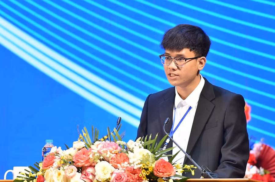 Em Nguyễn Hồng Hoàng phát biểu.
