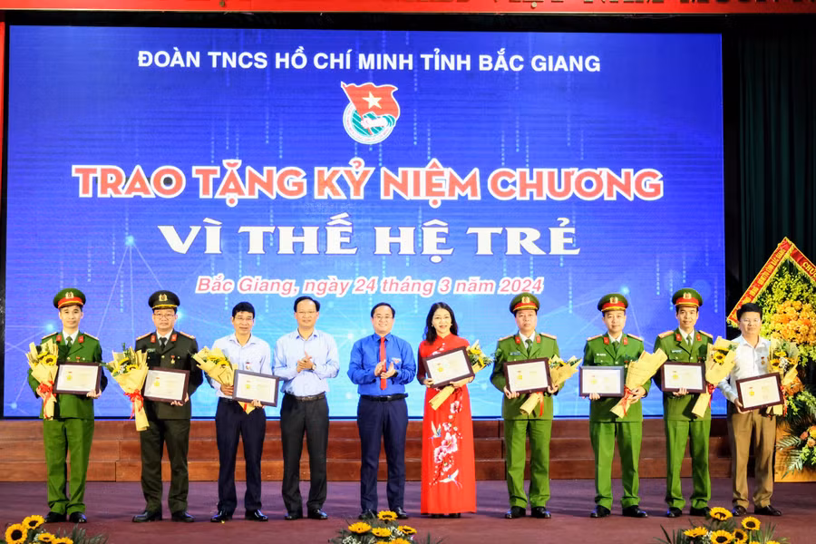 Thừa ủy quyền, Ban Thường vụ Tỉnh đoàn Bắc Giang tổ chức trao Kỷ niệm chương “Vì thế hệ trẻ”.