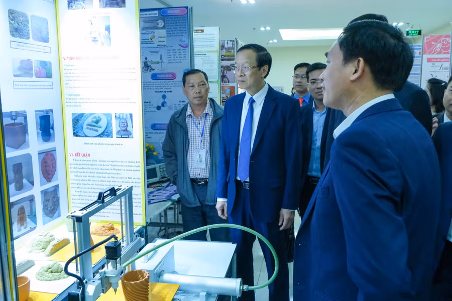 Thứ trưởng Phạm Ngọc Thưởng cùng đại biểu thăm quan gian hàng dự án tại Cuộc thi.