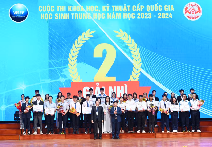 Ông Nguyễn Xuân Thành - Vụ trưởng Vụ Giáo dục Trung học Bộ GD&ĐT (bên phải) và ông Tạ Việt Hùng - Giám đốc Sở GD&ĐT Bắc Giang tặng hoa và trao giải Nhì. Ông Nguyễn Xuân Thành - Vụ trưởng Vụ Giáo dục Trung học Bộ GD&ĐT (bên phải) và ông Tạ Việt Hùng - Giám đốc Sở GD&ĐT Bắc Giang tặng hoa và trao giải Nhì.