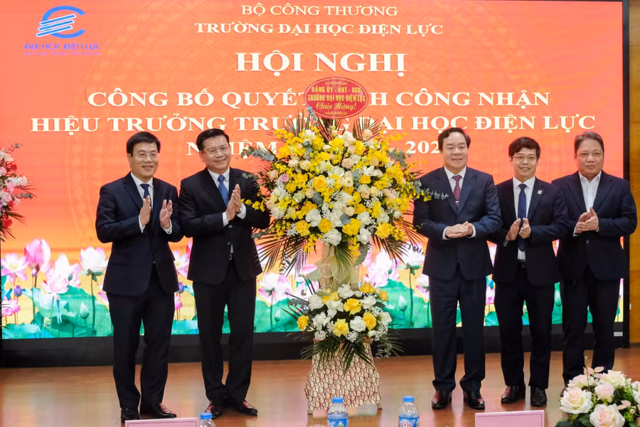 Ban Giám hiệu Trường Đại học Điện lực chúc mừng tân Hiệu trưởng PGS.TS Đinh Văn Châu. Ban Giám hiệu Trường Đại học Điện lực chúc mừng tân Hiệu trưởng PGS.TS Đinh Văn Châu.