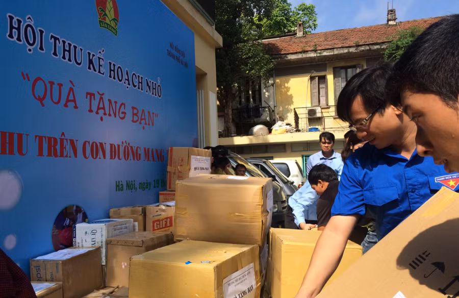 Ban tổ chức nhận quà của các đơn vị ủng hộ Hành trình “Trung thu trên con đường mang tên Bác”