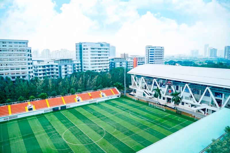 Cận cảnh một góc sân bóng của TDTU