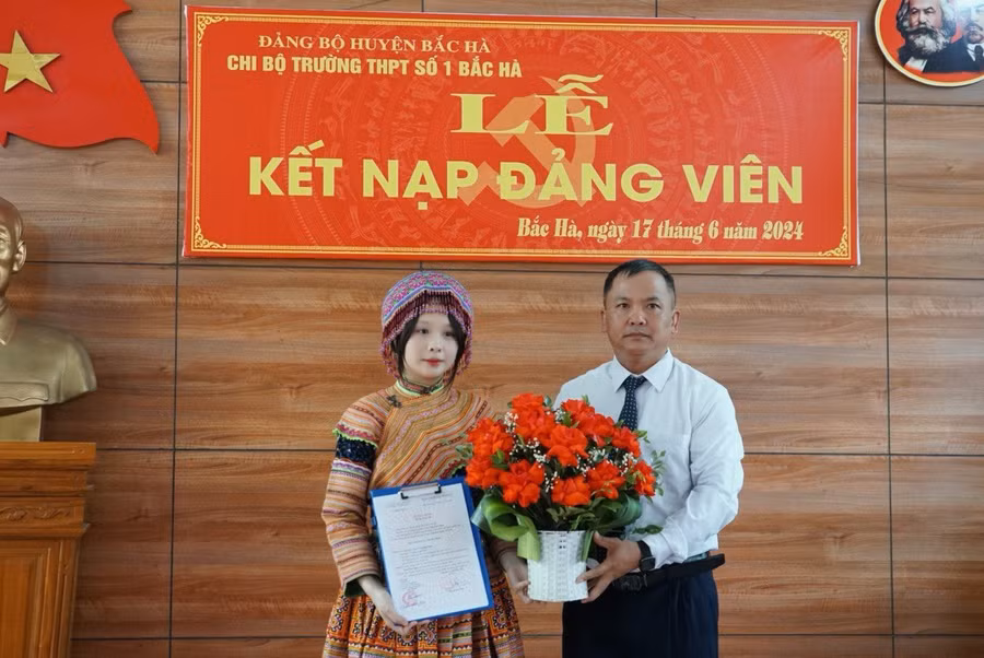 Thầy Nguyễn Xuân Toàn, Hiệu trưởng Trường THPT số 1 Bắc Hà tặng hoa và động viên tân Đảng viên. Thầy Nguyễn Xuân Toàn, Hiệu trưởng Trường THPT số 1 Bắc Hà tặng hoa và động viên tân Đảng viên.