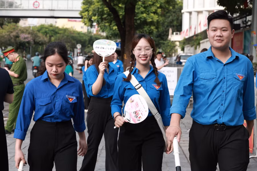 Trên khuôn mặt của mỗi tình nguyện viên luôn nở nụ cười dù có mặt rất sớm tại điểm thi.