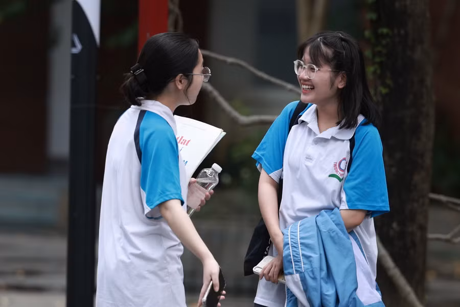 Thí sinh Hà Nội rạng ngời sau ngày thi cuối cùng.
