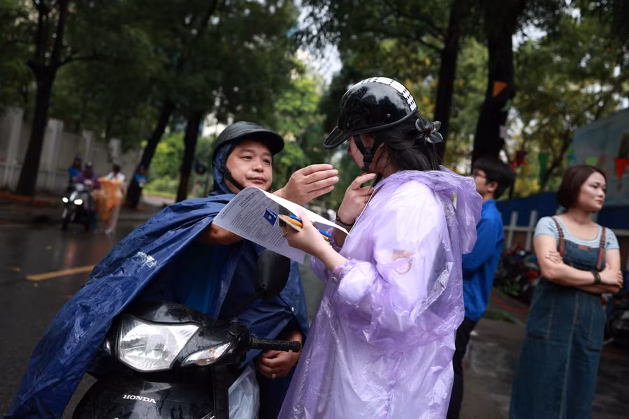 Nhiều phụ huynh ở Hà Nội tranh thủ đưa con đến sớm và tranh thủ động viên con để con thêm tự tin bước vào kỳ thi. Nhiều phụ huynh ở Hà Nội tranh thủ đưa con đến sớm và tranh thủ động viên con để con thêm tự tin bước vào kỳ thi.