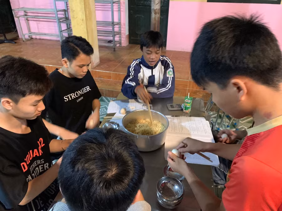 Theo nhiều học sinh chia sẻ, những ngày này các em thực sự rất cảm động, xa nhà học, đi thi nhưng thầy cô vẫn luôn đồng hành và hỗ trợ để an tâm vượt qua kỳ thi.