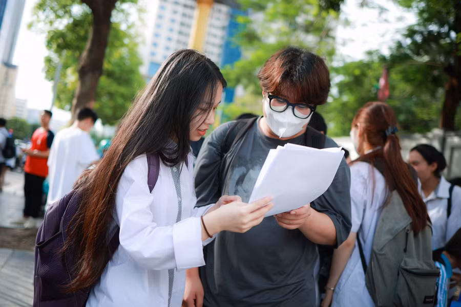 Kết thúc môn thi, nhiều thí sinh ở lại cùng nhau chia sẻ kết quả bài làm của mình. Ảnh HN.