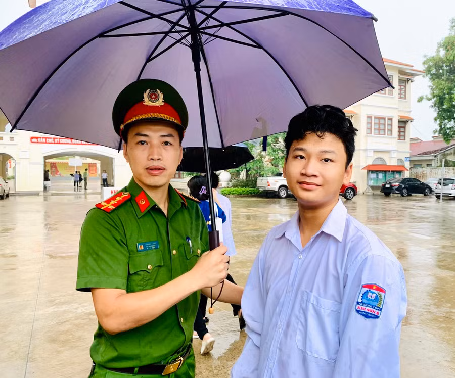 Sáng nay, cơn mưa sáng đã làm dịu đi nóng bức mùa hè, thí sinh ở Ninh Bình đến điểm thi ngay từ cổng trường đã có sự hỗ trợ từ công an để tránh ướt mưa khi đi vào điểm thi. Sáng nay, cơn mưa sáng đã làm dịu đi nóng bức mùa hè, thí sinh ở Ninh Bình đến điểm thi ngay từ cổng trường đã có sự hỗ trợ từ công an để tránh ướt mưa khi đi vào điểm thi.