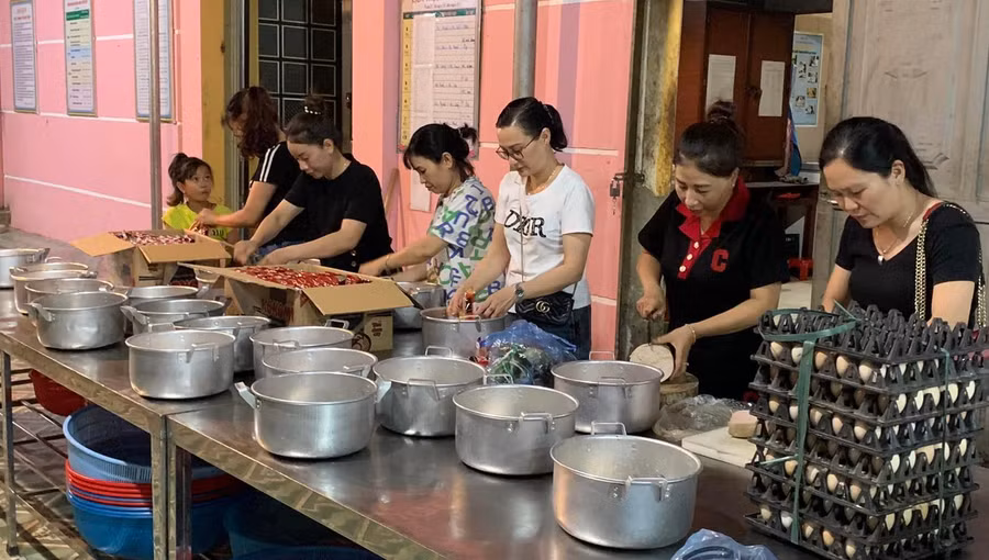 Những bữa ăn phụ gồm mỳ tôm trứng, mỳ tôm giò hay bánh mỳ. Ảnh NT.
