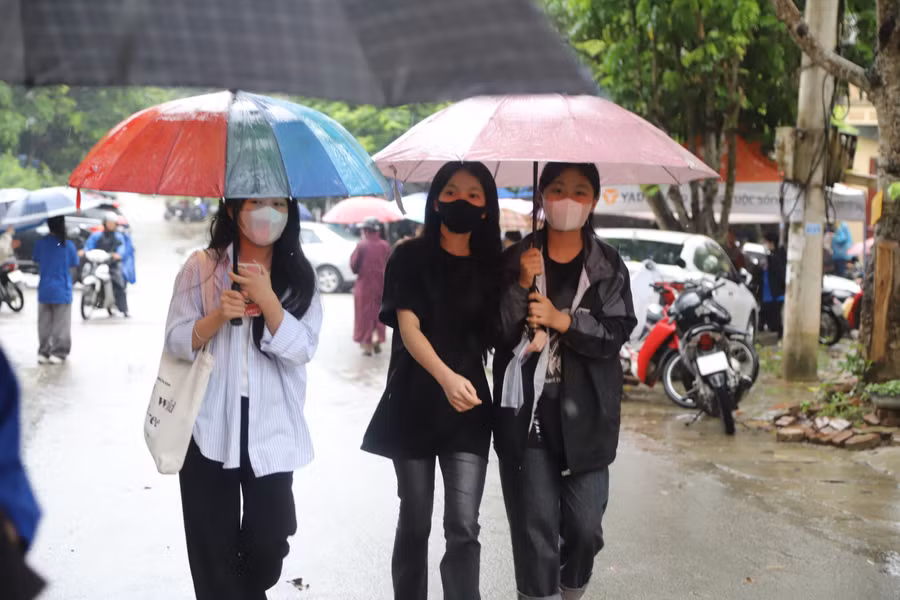 Thí sinh Đường Thuỳ Trang, điểm thi Trường THPT Lương Văn Tri (huyện Văn Quan, tỉnh Lạng Sơn) chia sẻ: "Mặc dù mưa hơi vất vả, nhưng nghĩ đến sau kỳ thi này đạt kết quả như mình kỳ vọng, vào được ngôi trường THPT bản thân mong muốn thì những vất vả này chẳng thấm vào đâu". Ảnh NC.