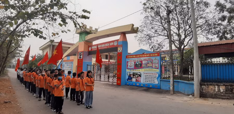 Học sinh trường Tiểu học Bích Sơn tham gia tuyên truyền, cổ động.