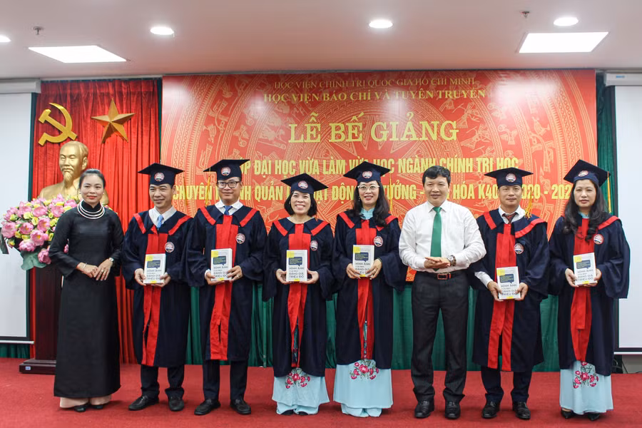 TS. Lương Ngọc Vĩnh - Trưởng khoa Tuyên truyền và TS Vũ Hoài Phương khen thưởng các học viên đạt thành tích cao trong học tập.