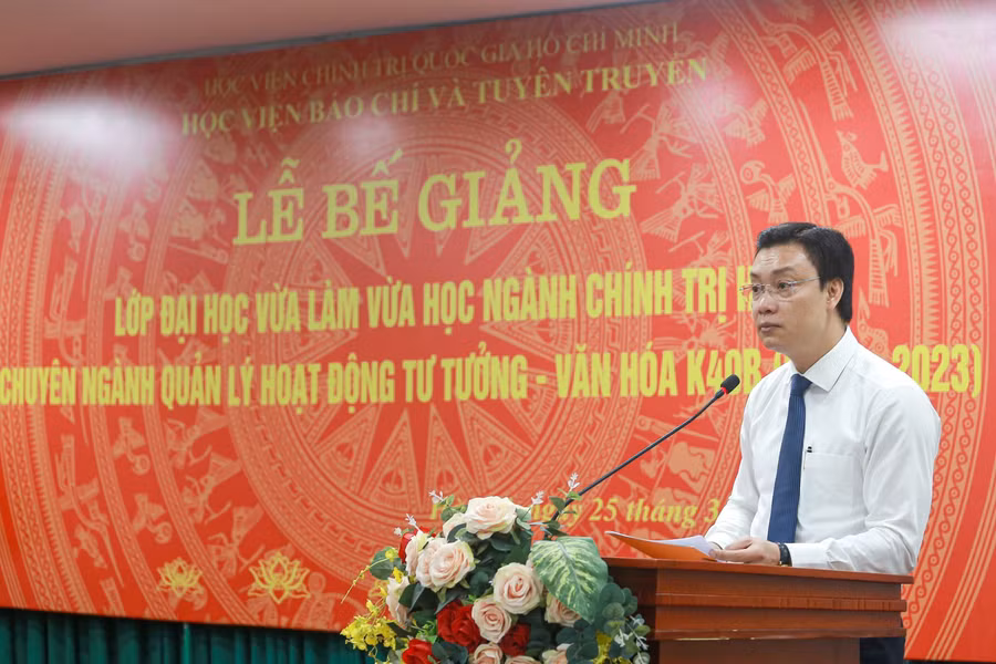 PGS,TS Trần Thanh Giang - Phó Giám đốc Học viện BC&amp;TT chúc mừng các học viên trong lễ bế giảng.