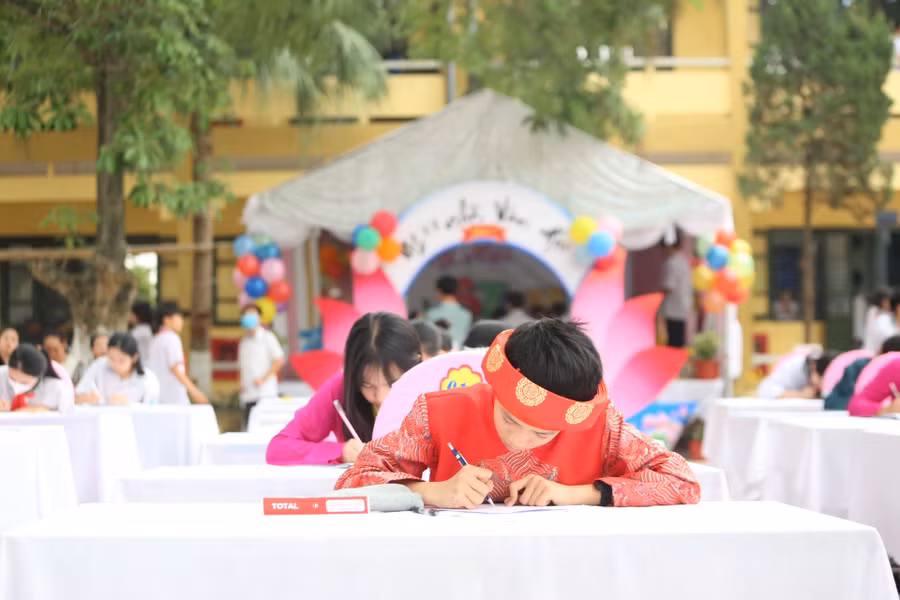 Học sinh tham gia cuộc thi viết chữ đẹp. Học sinh tham gia cuộc thi viết chữ đẹp.