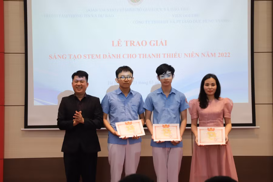 Ông Nguyễn Văn Đại, Phó Bí thư Đoàn Thanh niên Bộ GD&amp;ĐT trao cho các đội đoạt giải Ba cuộc thi.